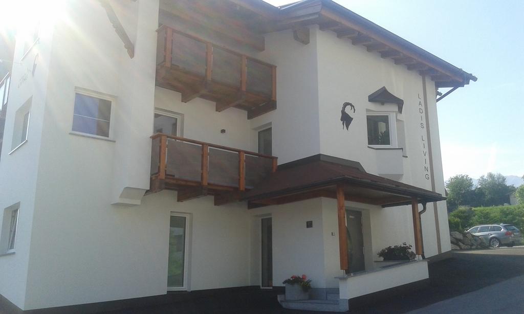 Ladis Living Appartement Buitenkant foto